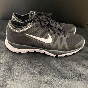 ** NEW ** Nike womens flex supreme TR 3 black/white womens US size 8.5